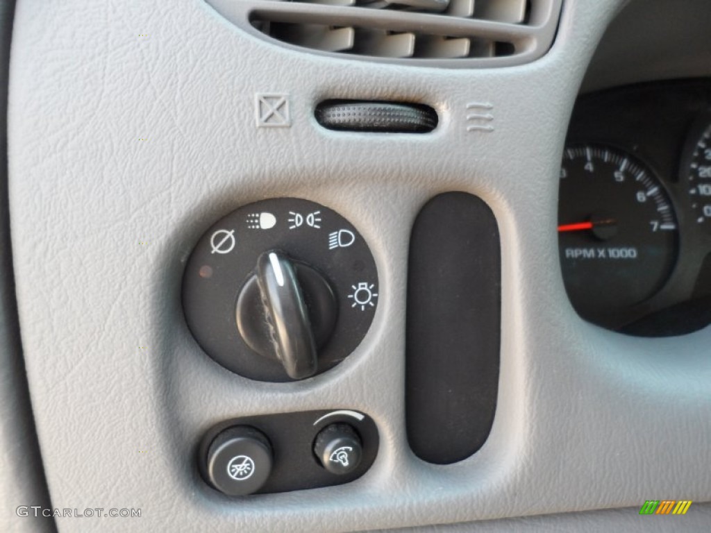 2005 TrailBlazer LS 4x4 - Silverstone Metallic / Light Gray photo #48