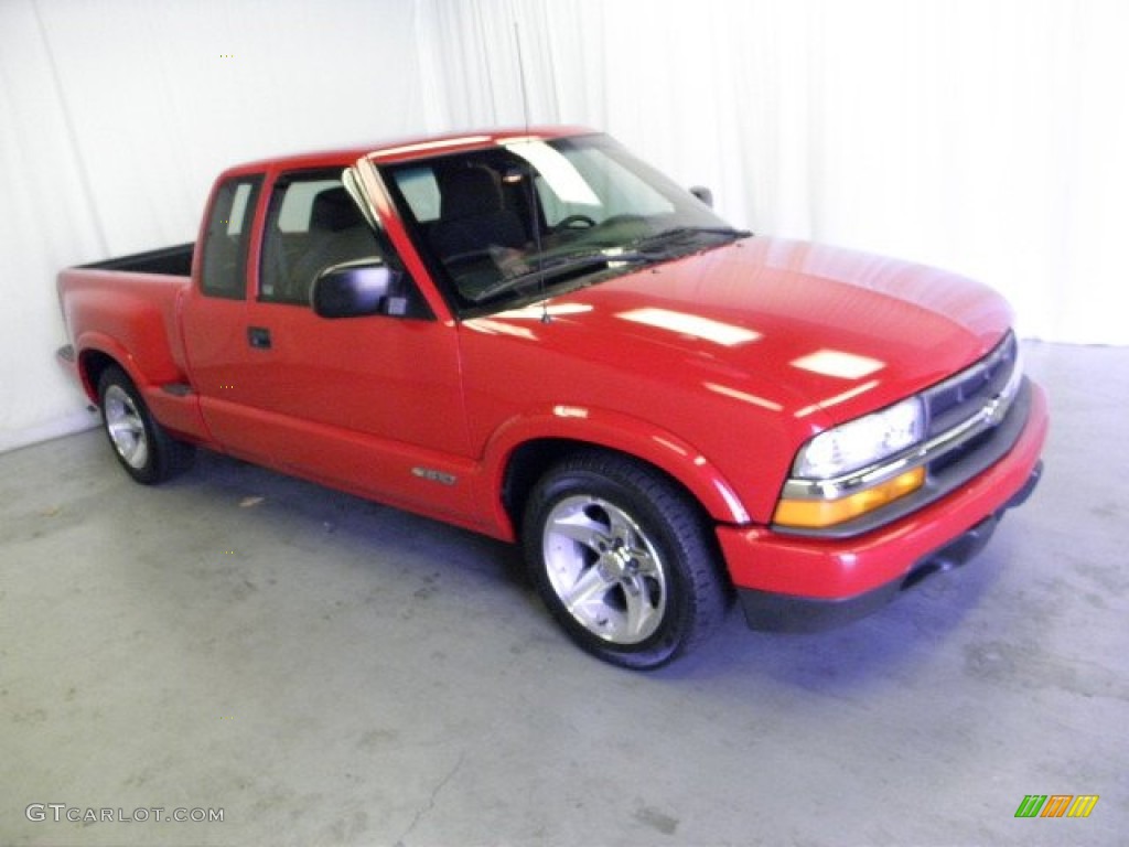 2003 S10 LS Extended Cab - Victory Red / Graphite photo #1