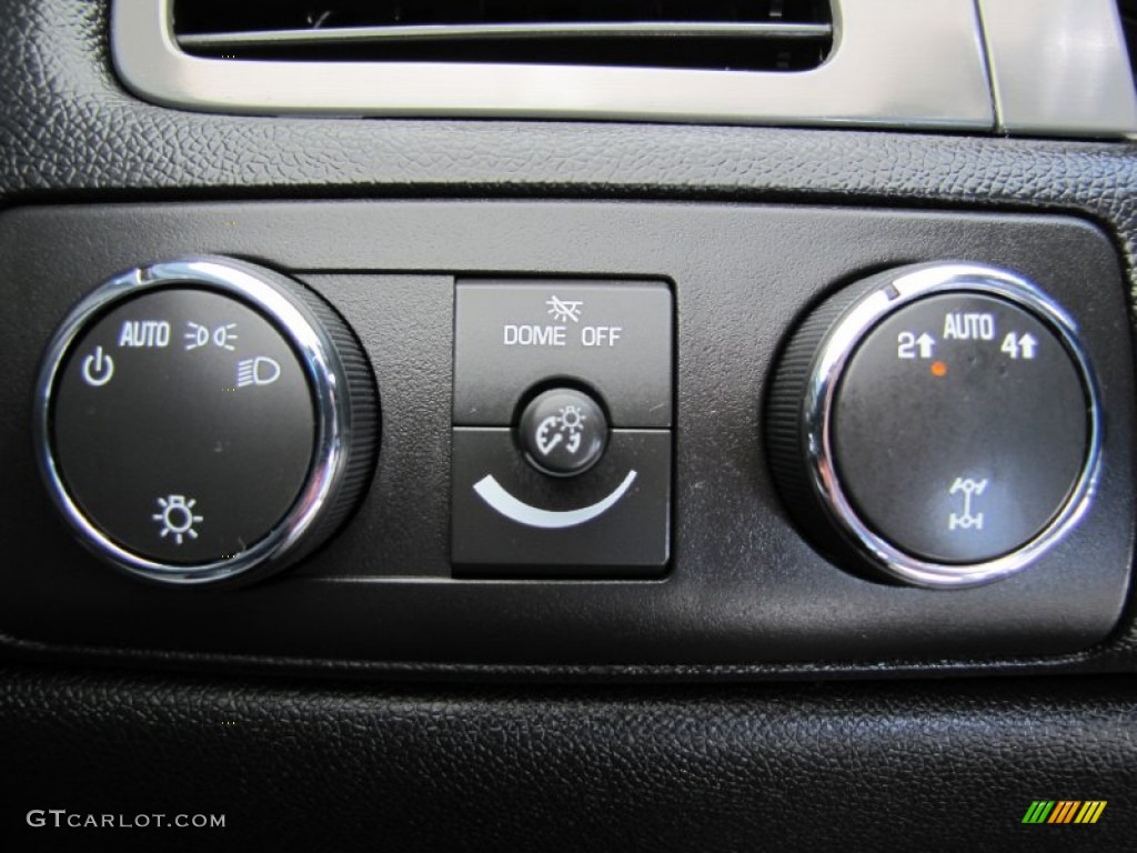 2010 Chevrolet Suburban LS 4x4 Controls Photo #52430037