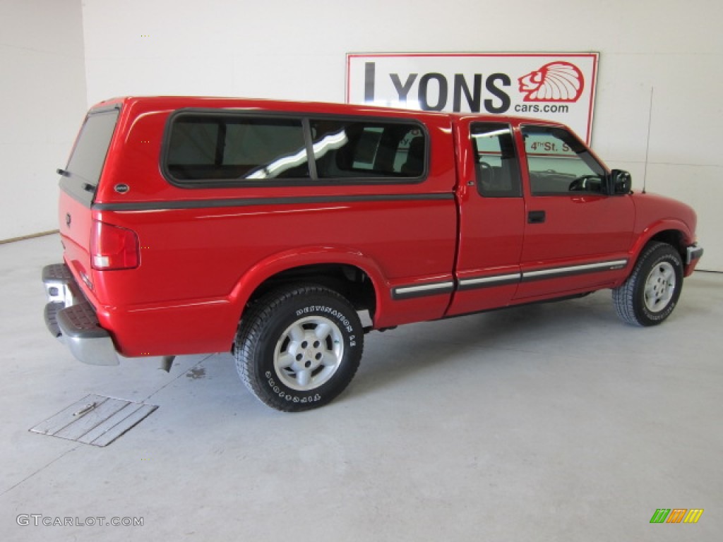 2003 S10 LS Extended Cab 4x4 - Victory Red / Graphite photo #18