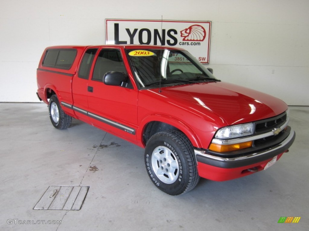 2003 S10 LS Extended Cab 4x4 - Victory Red / Graphite photo #23