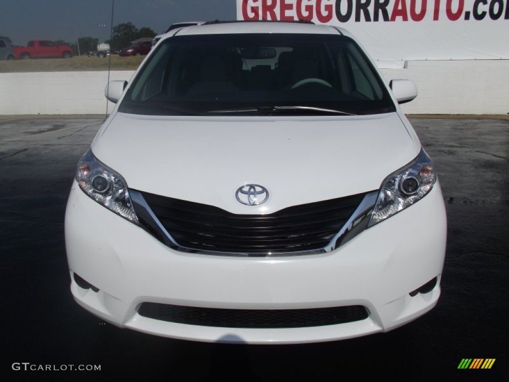 2011 Sienna LE - Super White / Light Gray photo #2