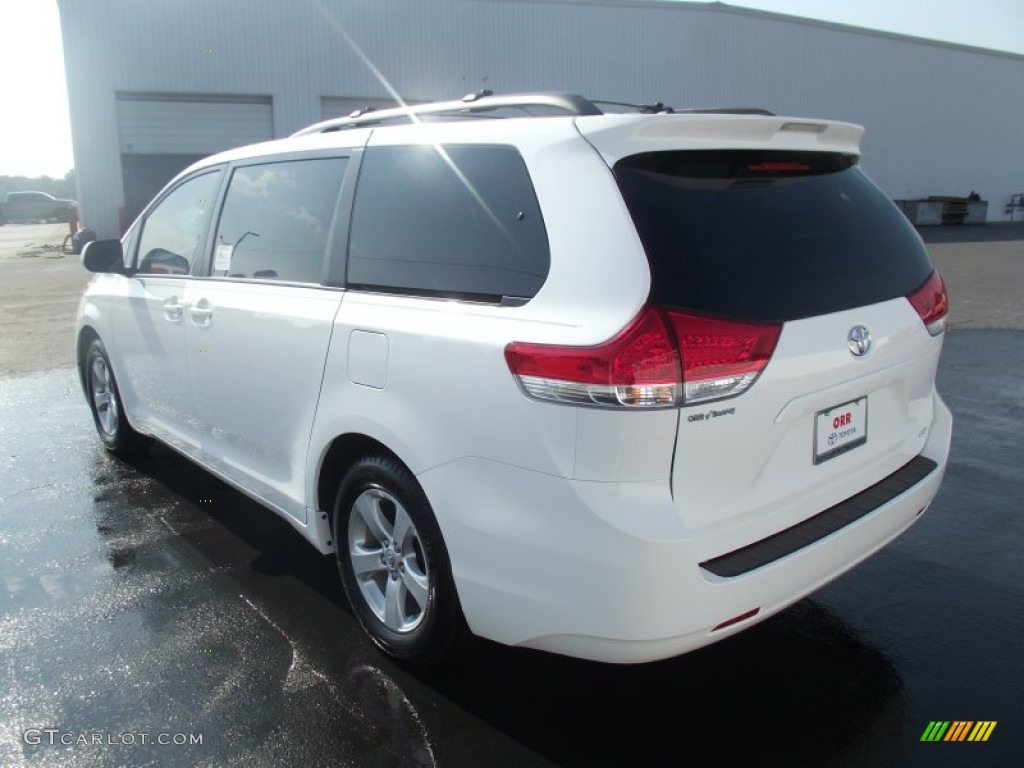 2011 Sienna LE - Super White / Light Gray photo #5
