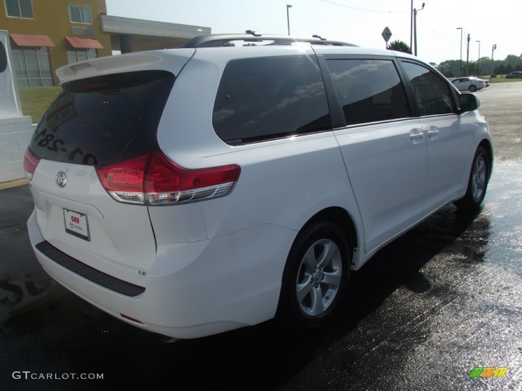 2011 Sienna LE - Super White / Light Gray photo #7