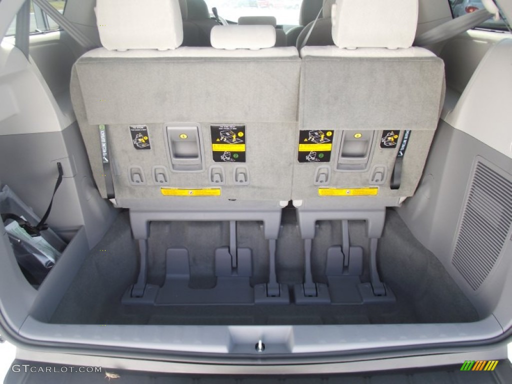 2011 Sienna LE - Super White / Light Gray photo #16