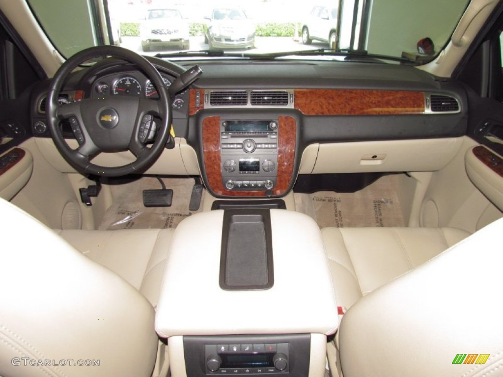 2007 Chevrolet Suburban 1500 LT Light Cashmere/Ebony Dashboard Photo #52444969
