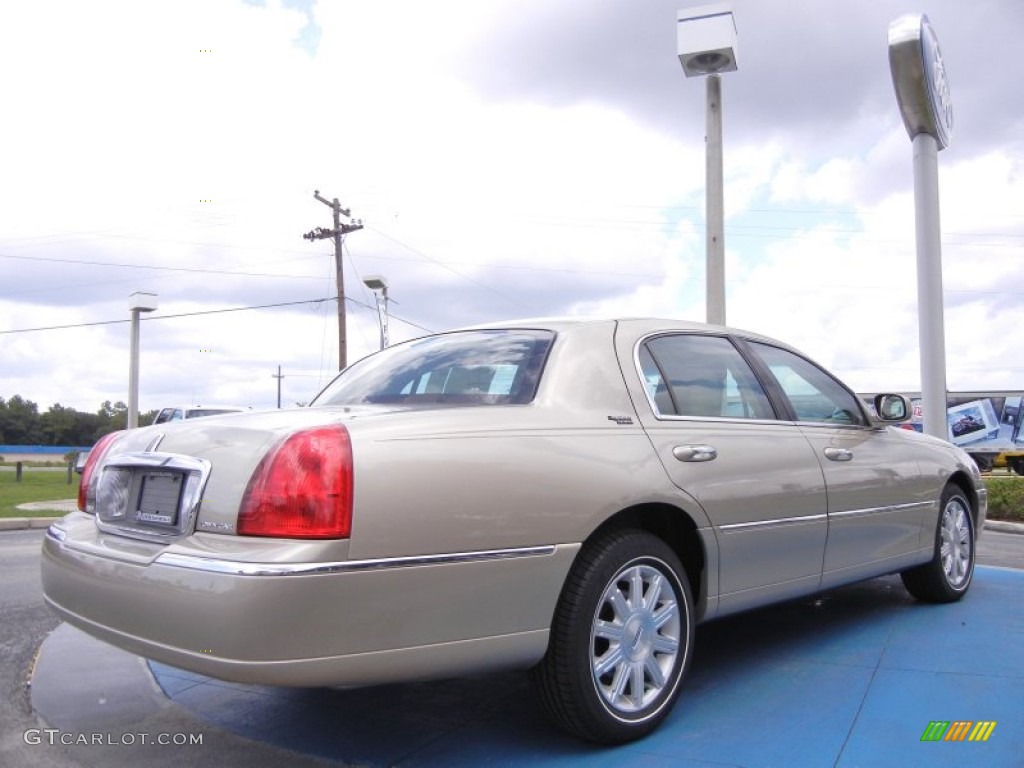 Light French Silk Metallic 2011 Lincoln Town Car Signature Limited Exterior Photo #52462157