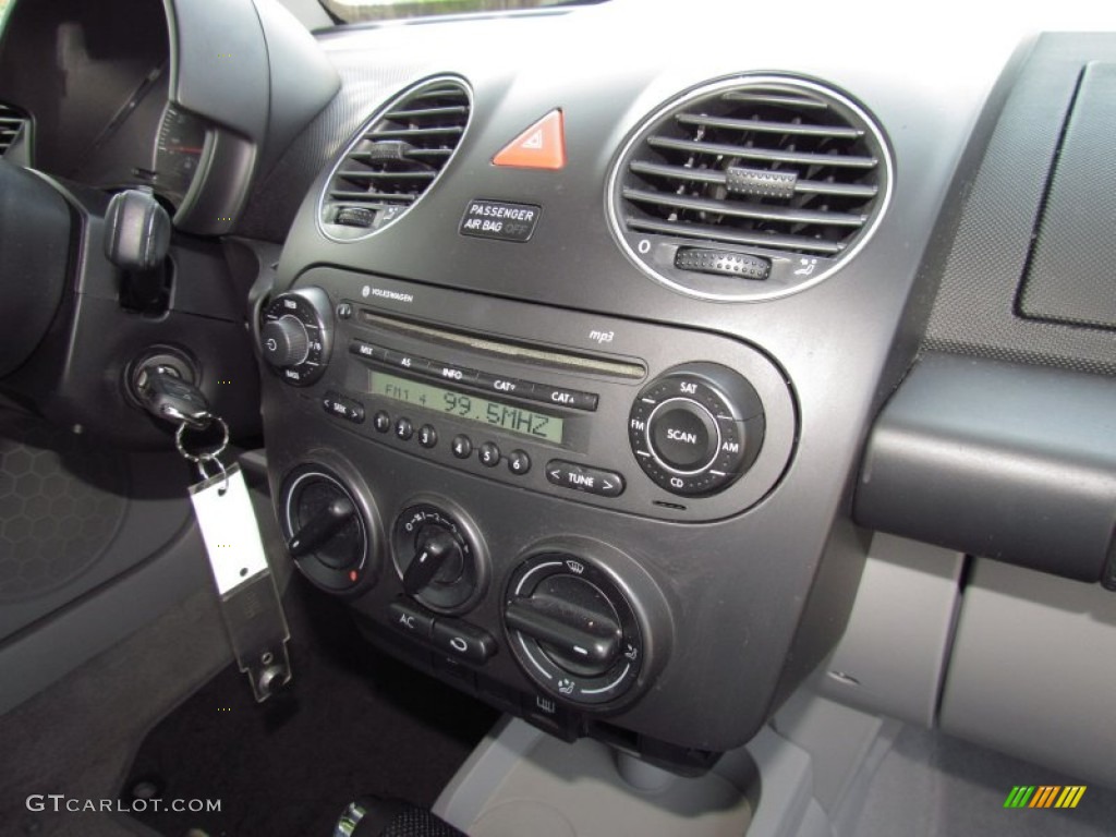 2007 Volkswagen New Beetle 2.5 Convertible Controls Photo #52462874