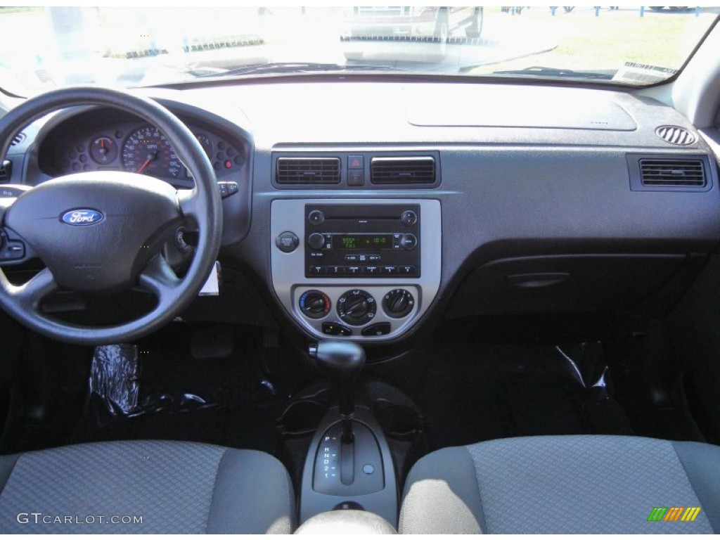 2007 Ford Focus ZX3 SE Coupe Charcoal Dashboard Photo #52467443