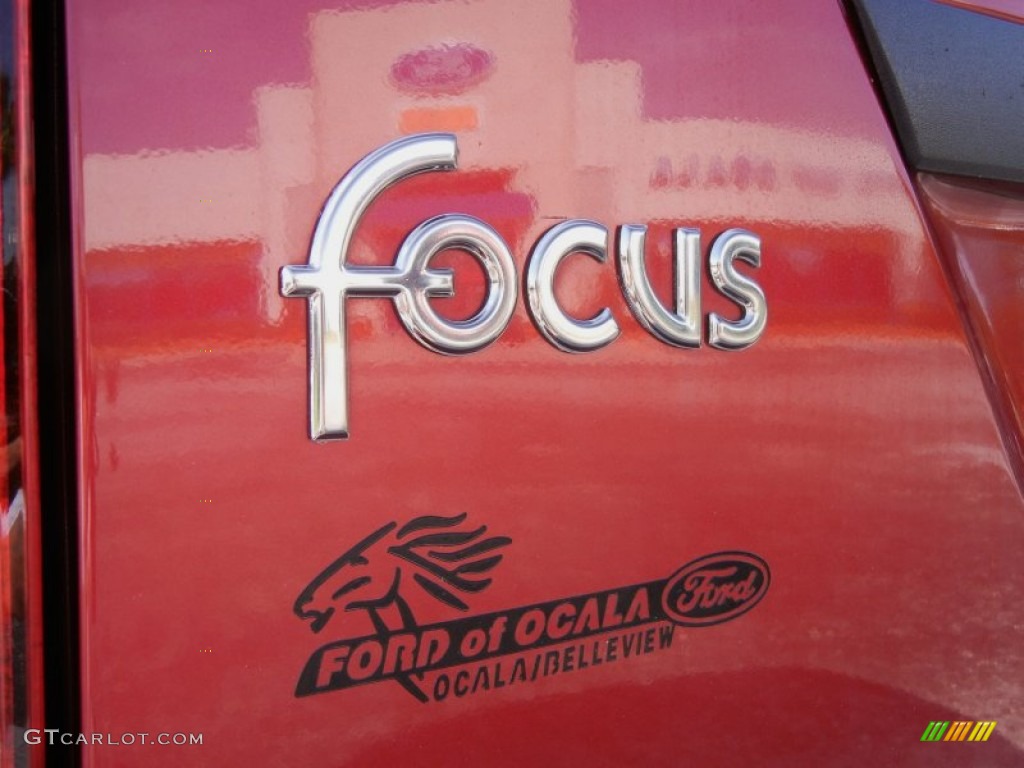 2004 Focus SE Wagon - Sangria Red Metallic / Medium Parchment photo #9
