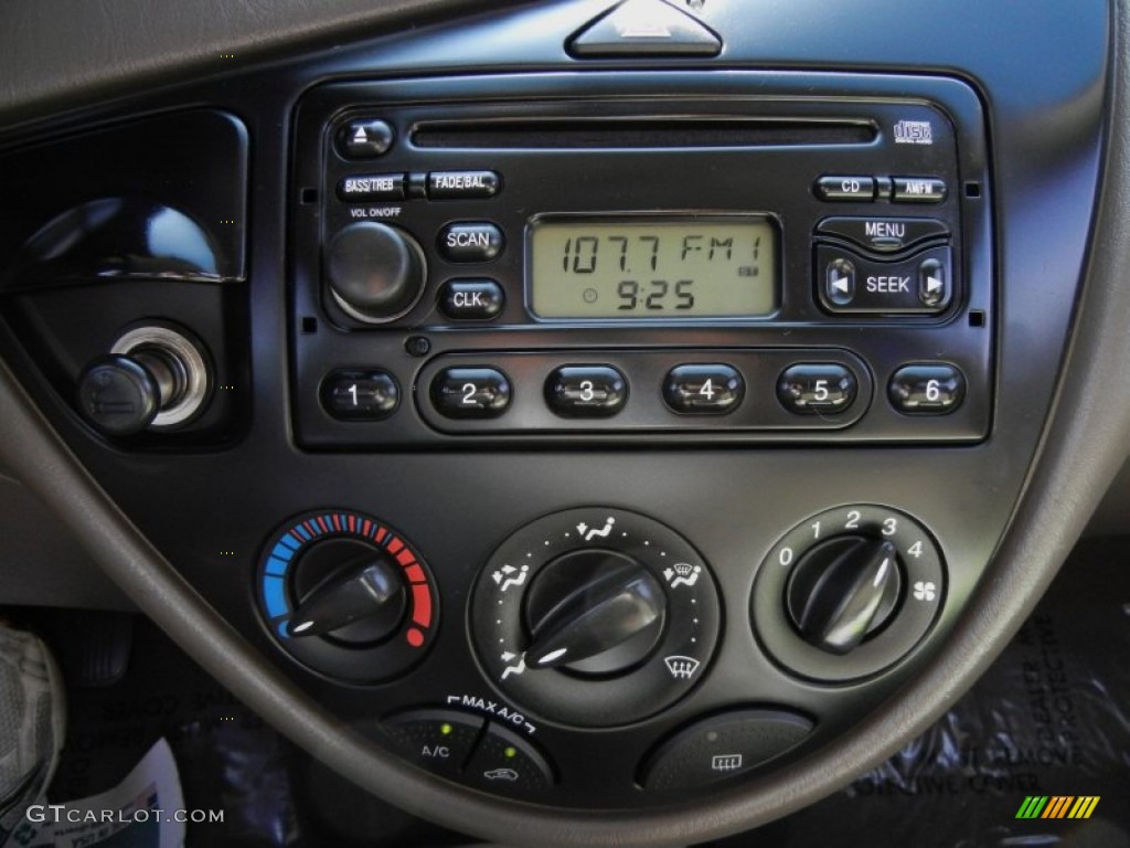 2004 Ford Focus SE Wagon Controls Photo #52467869
