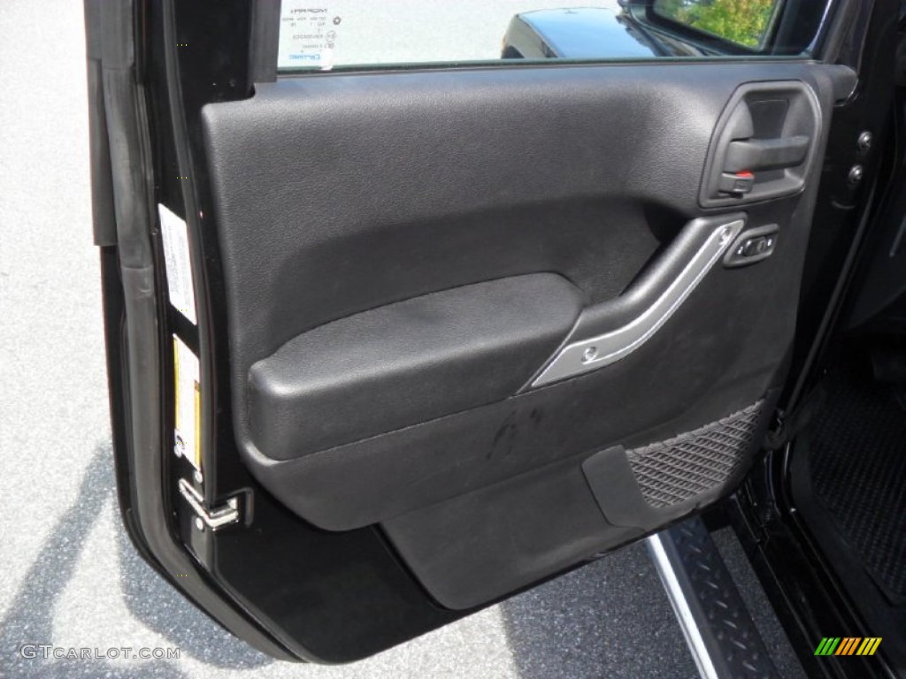2011 Wrangler Sahara 4x4 - Black / Black photo #10