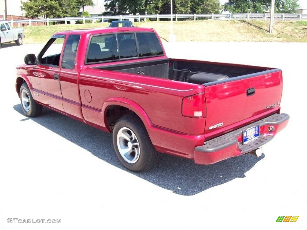 1998 S10 LS Extended Cab - Medium Red Metallic / Graphite photo #2