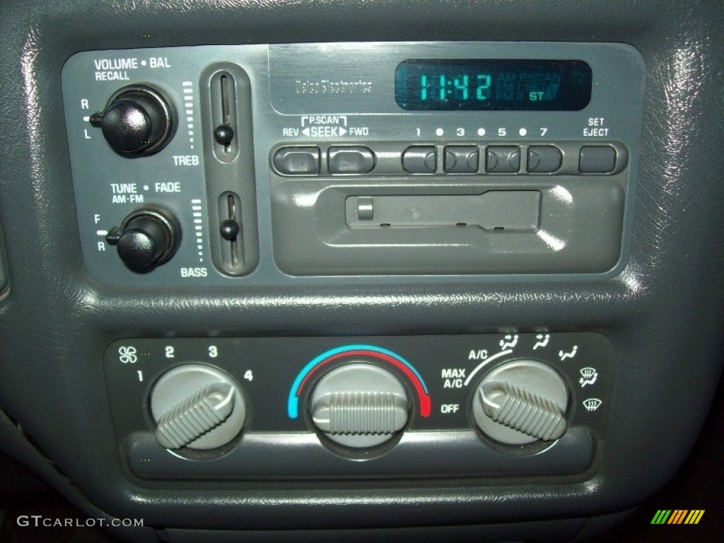 1998 Chevrolet S10 LS Extended Cab Controls Photo #52480550