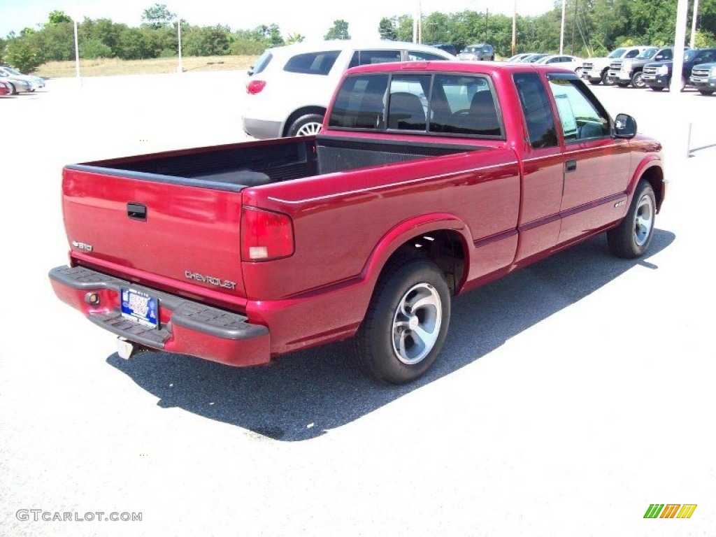 1998 S10 LS Extended Cab - Medium Red Metallic / Graphite photo #11