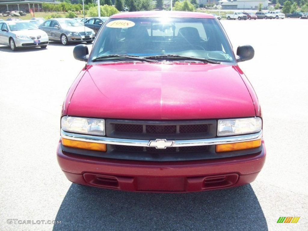 1998 S10 LS Extended Cab - Medium Red Metallic / Graphite photo #13