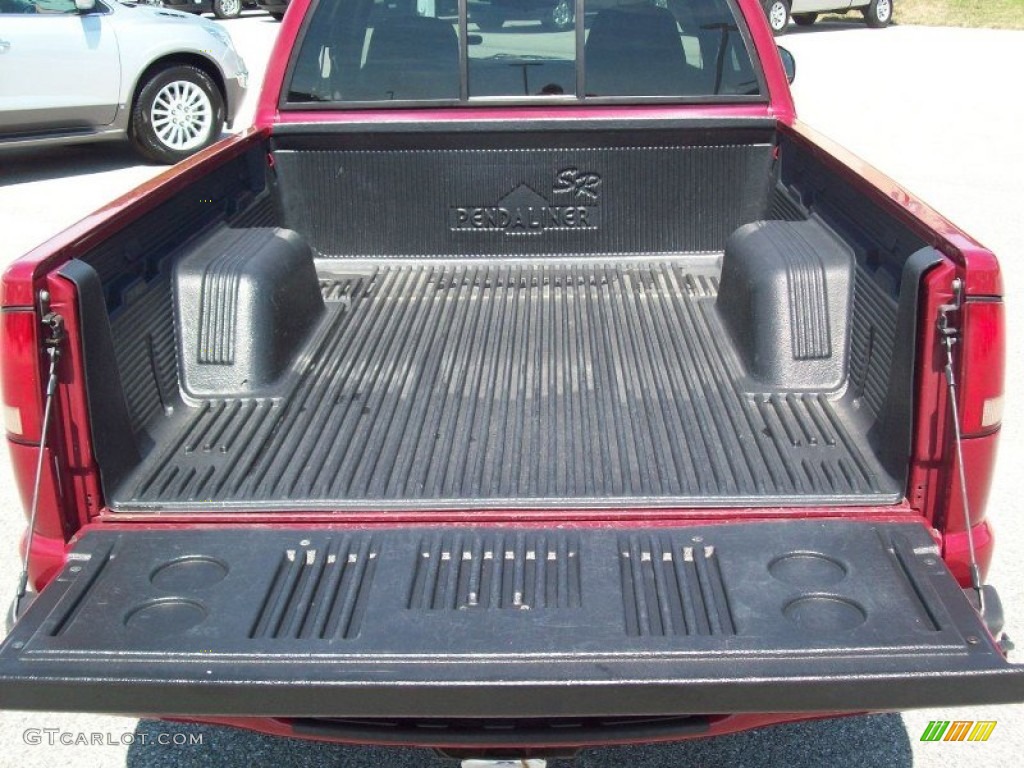 1998 S10 LS Extended Cab - Medium Red Metallic / Graphite photo #17