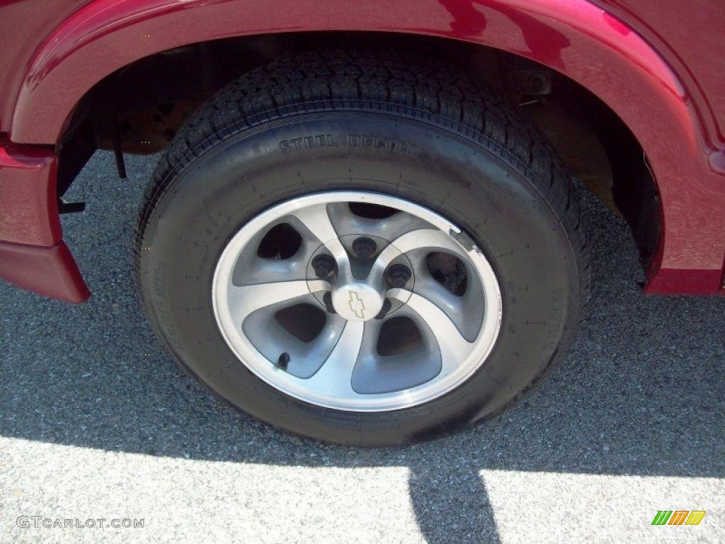 1998 S10 LS Extended Cab - Medium Red Metallic / Graphite photo #18