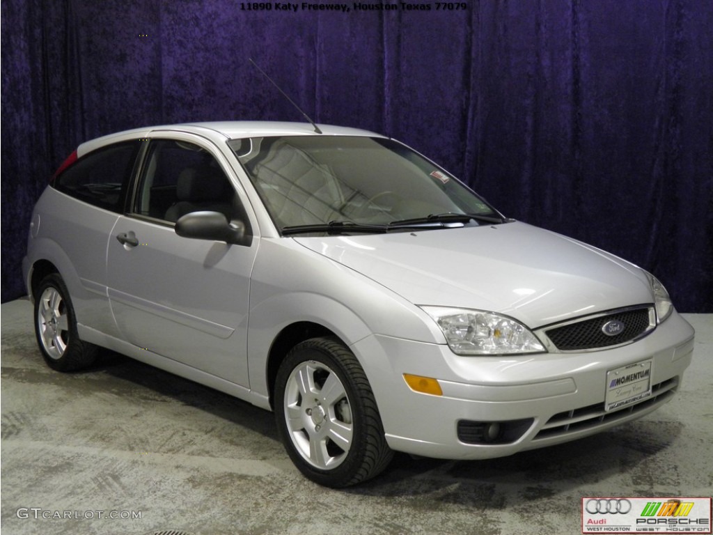 2006 Focus ZX3 SES Hatchback - CD Silver Metallic / Dark Flint/Light Flint photo #3