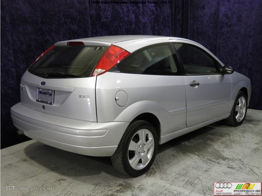 2006 Focus ZX3 SES Hatchback - CD Silver Metallic / Dark Flint/Light Flint photo #19