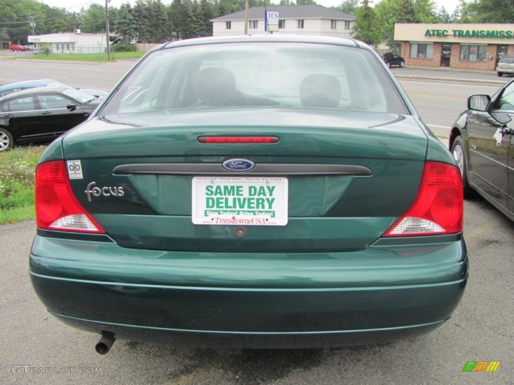 2001 Focus LX Sedan - Rainforest Green Metallic / Medium Graphite Grey photo #9