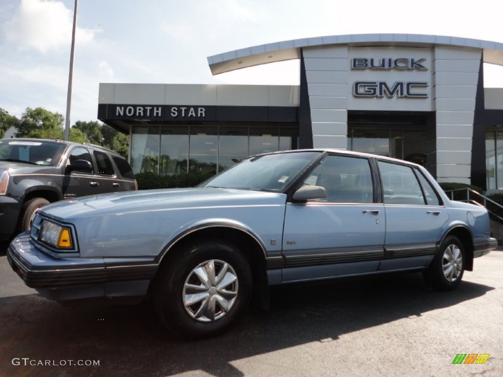 1990 Eighty-Eight Royale - Light Sapphire Blue Metallic / Blue photo #1