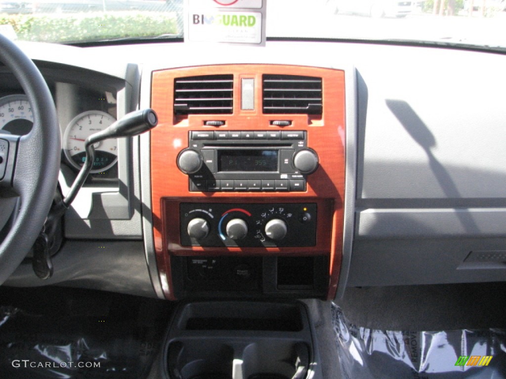2005 Dodge Dakota SLT Club Cab Controls Photo #52513626