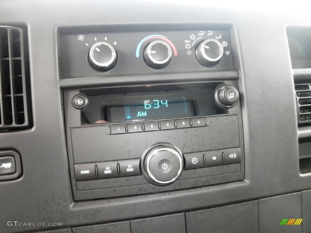 2011 GMC Savana Cutaway 3500 Commercial Moving Truck Controls Photo #52523982