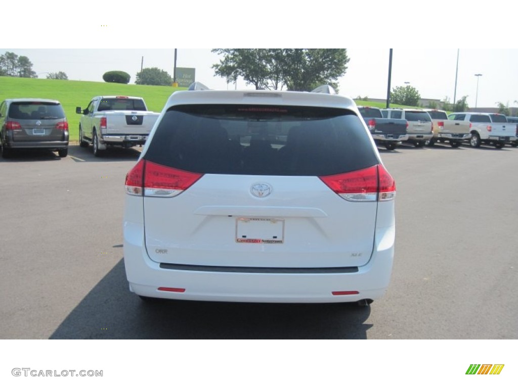 2011 Sienna XLE - Super White / Bisque photo #4
