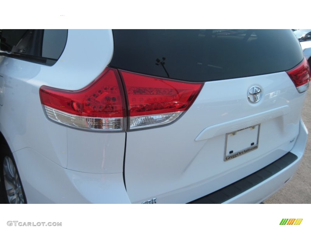 2011 Sienna XLE - Super White / Bisque photo #16