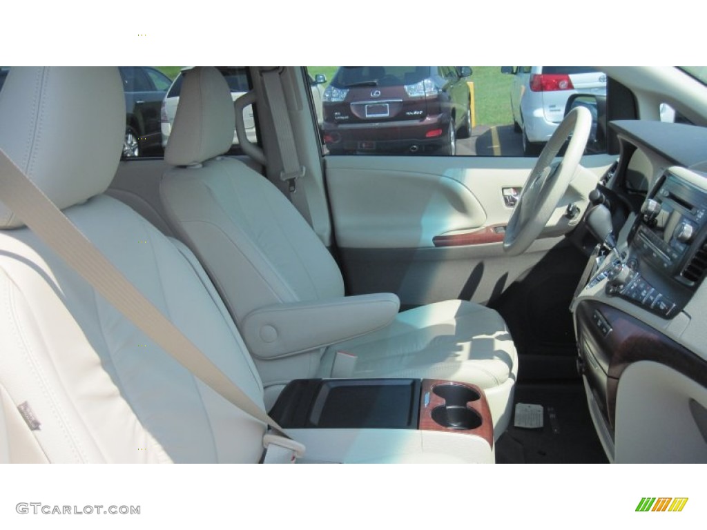 2011 Sienna XLE - Super White / Bisque photo #22