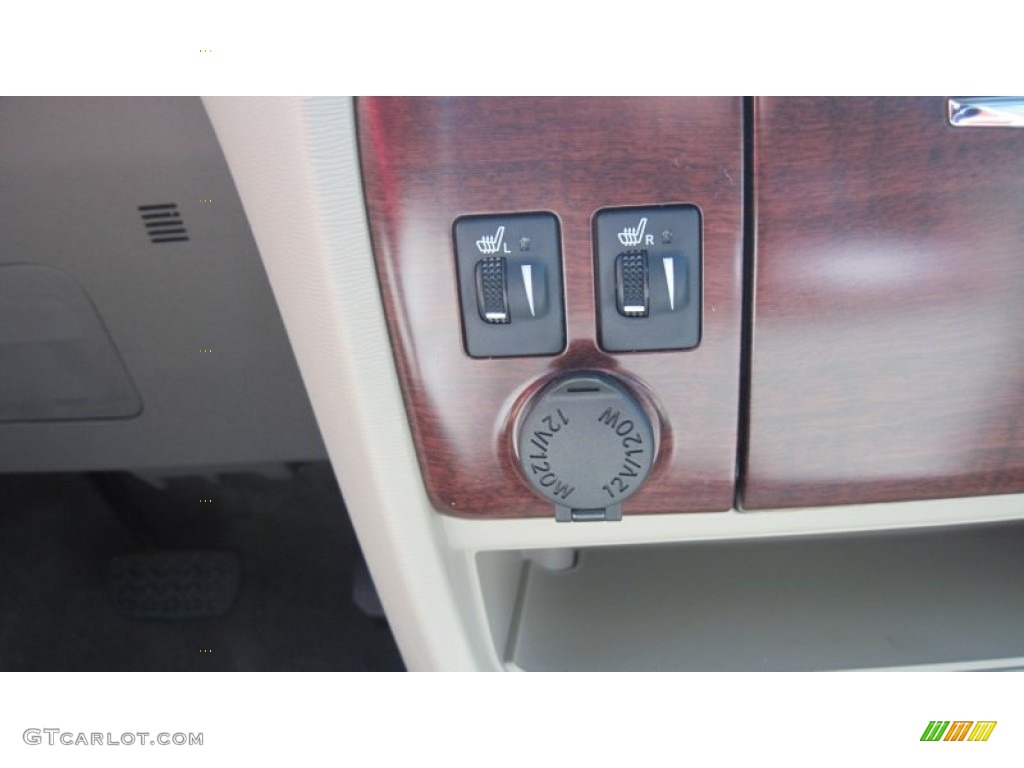 2011 Sienna XLE - Super White / Bisque photo #28