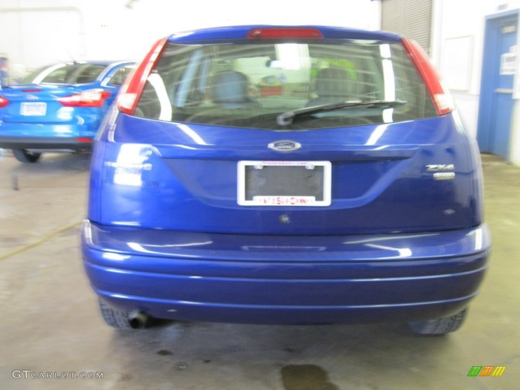 2005 Focus ZX5 SES Hatchback - Sonic Blue Metallic / Dark Flint/Light Flint photo #11