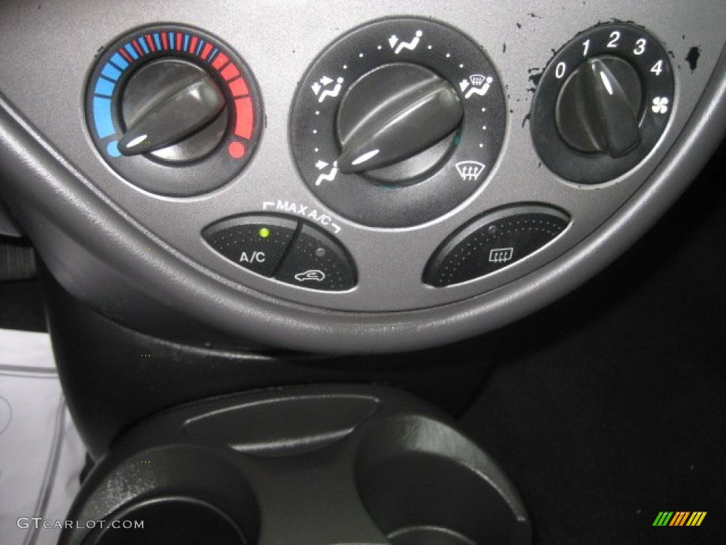 2001 Ford Focus SE Sedan Controls Photo #52563434