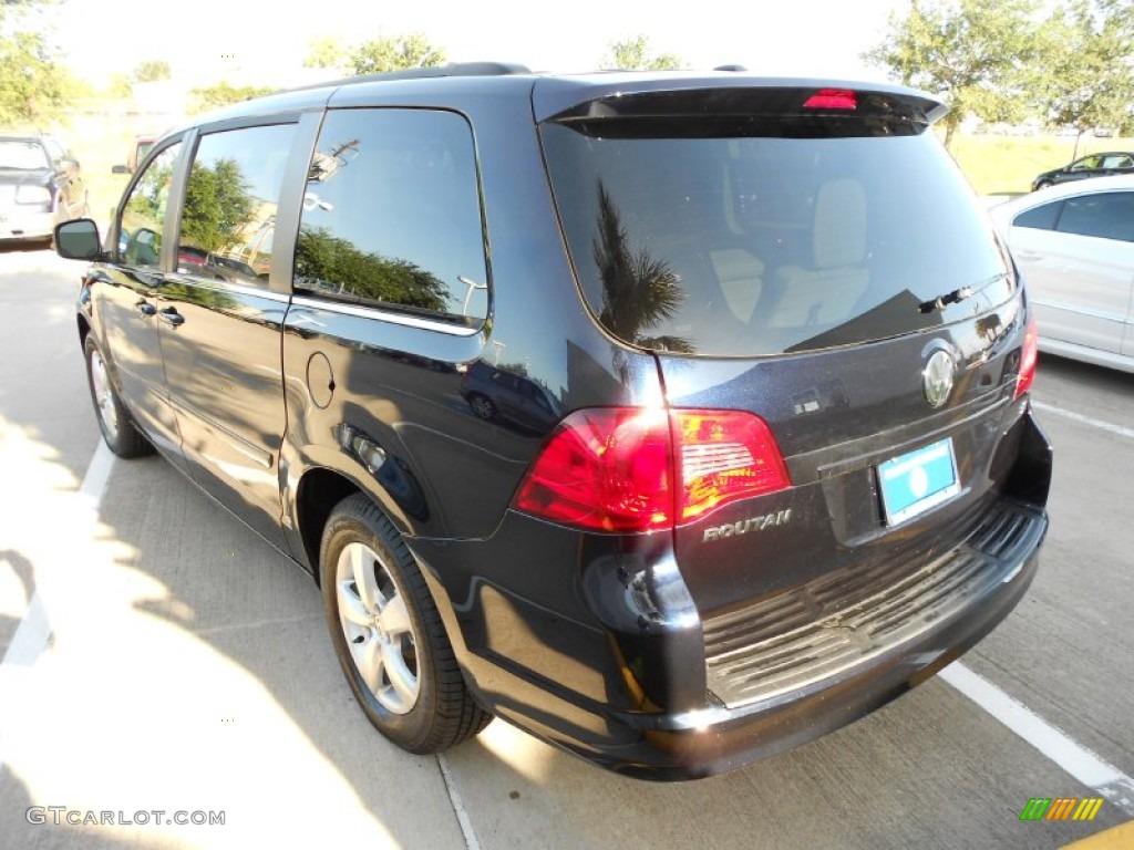 2011 Routan SE - Tanzanite Blue Metallic / Aero Gray photo #5