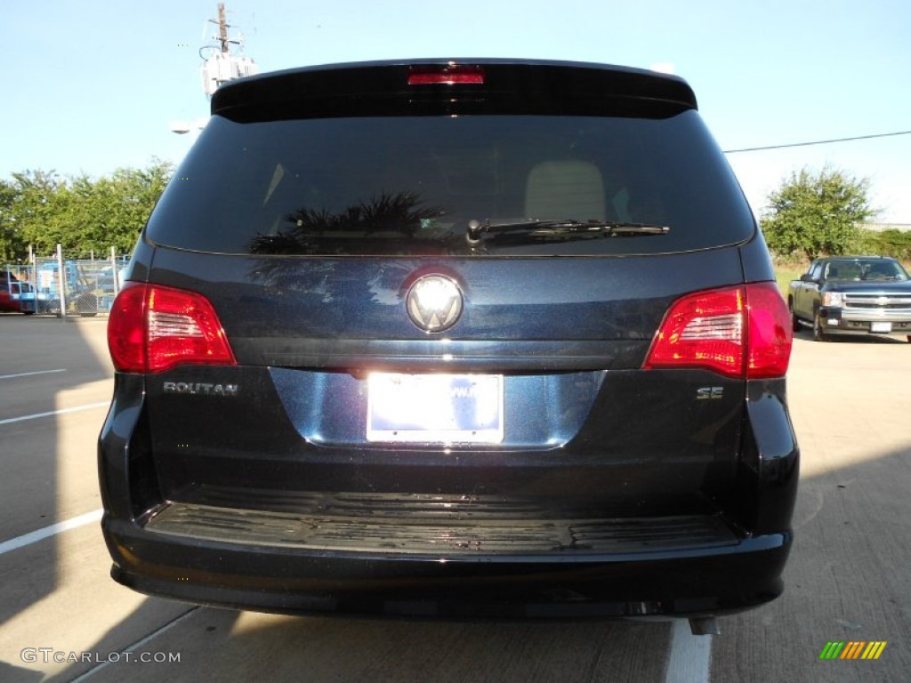 2011 Routan SE - Tanzanite Blue Metallic / Aero Gray photo #6
