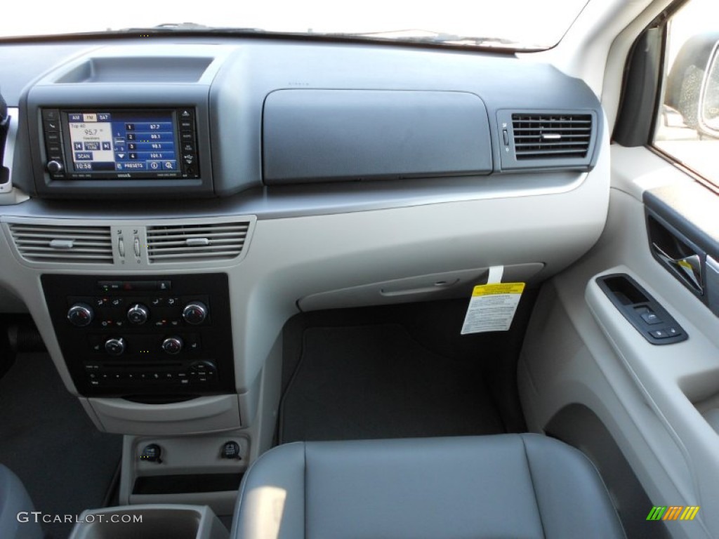 2011 Routan SE - Tanzanite Blue Metallic / Aero Gray photo #17