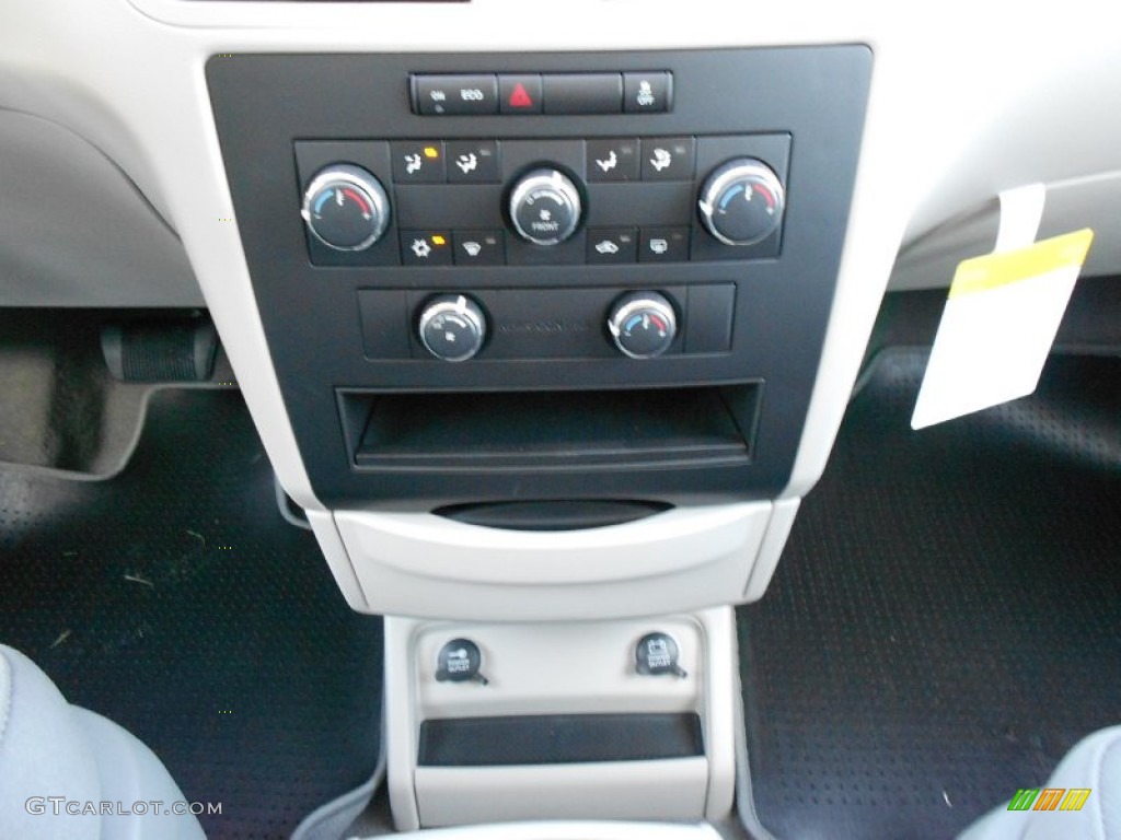 2011 Volkswagen Routan S Controls Photo #52576310