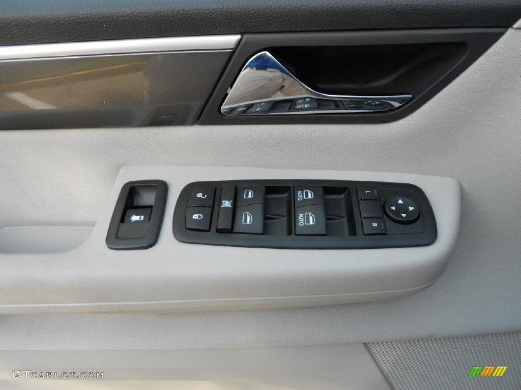 2011 Volkswagen Routan S Controls Photo #52576355