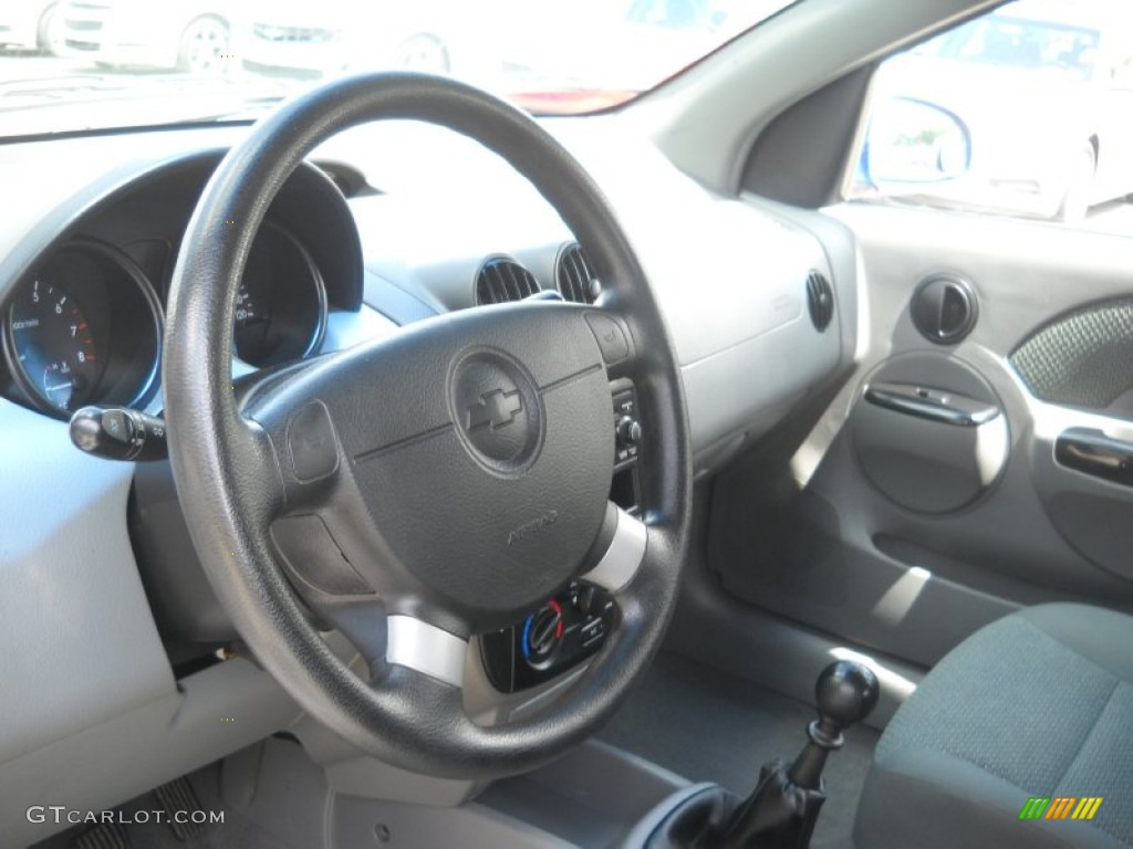 2005 Chevrolet Aveo LT Hatchback Gray Steering Wheel Photo #52582991