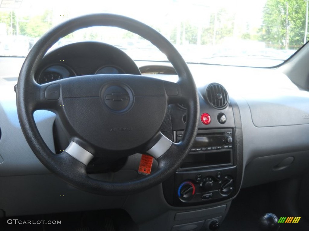 2005 Chevrolet Aveo LT Hatchback Gray Steering Wheel Photo #52583054