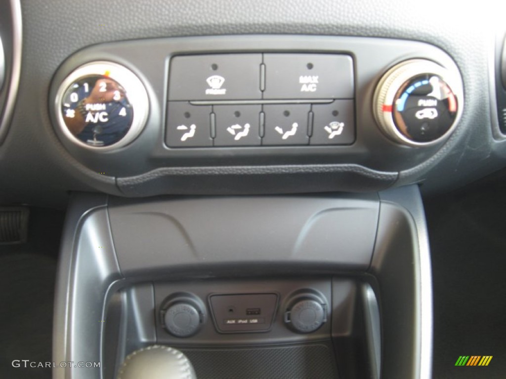 2012 Hyundai Tucson GLS Controls Photo #52584317