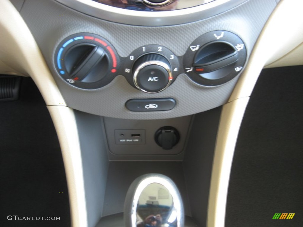 2012 Hyundai Accent GLS 4 Door Controls Photo #52584731