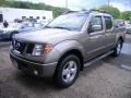 2005 Granite Metallic Nissan Frontier LE Crew Cab 4x4  photo #27