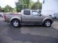 2005 Granite Metallic Nissan Frontier LE Crew Cab 4x4  photo #31