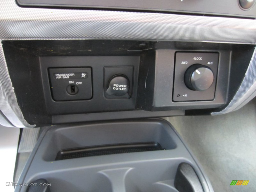 2006 Dodge Dakota SLT TRX4 Club Cab 4x4 Controls Photo #52630848