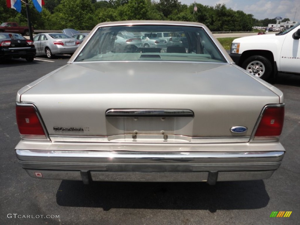 Light Titanium Metallic 1990 Ford LTD Crown Victoria Standard LTD Crown Victoria Model Exterior Photo #52632794