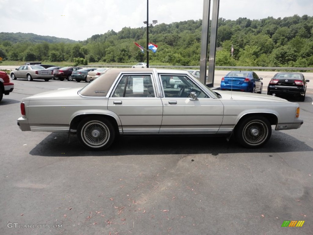 Light Titanium Metallic 1990 Ford LTD Crown Victoria Standard LTD Crown Victoria Model Exterior Photo #52632824