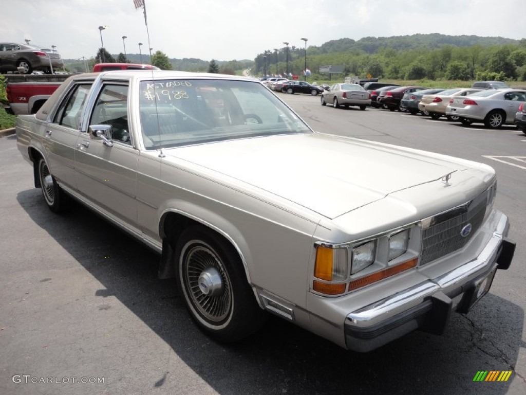 Light Titanium Metallic 1990 Ford LTD Crown Victoria Standard LTD Crown Victoria Model Exterior Photo #52632839