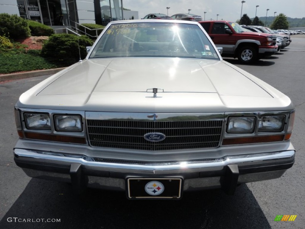 Light Titanium Metallic 1990 Ford LTD Crown Victoria Standard LTD Crown Victoria Model Exterior Photo #52632854